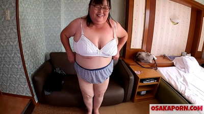 A gorda mãe japonesa mostra as suas enormes mamas e desfruta de um brinquedo sexual. Uma mãe asiática de 51 anos fala sobre a sua experiência sexual. Yukiko 1 OSAKAPORN leite gordo